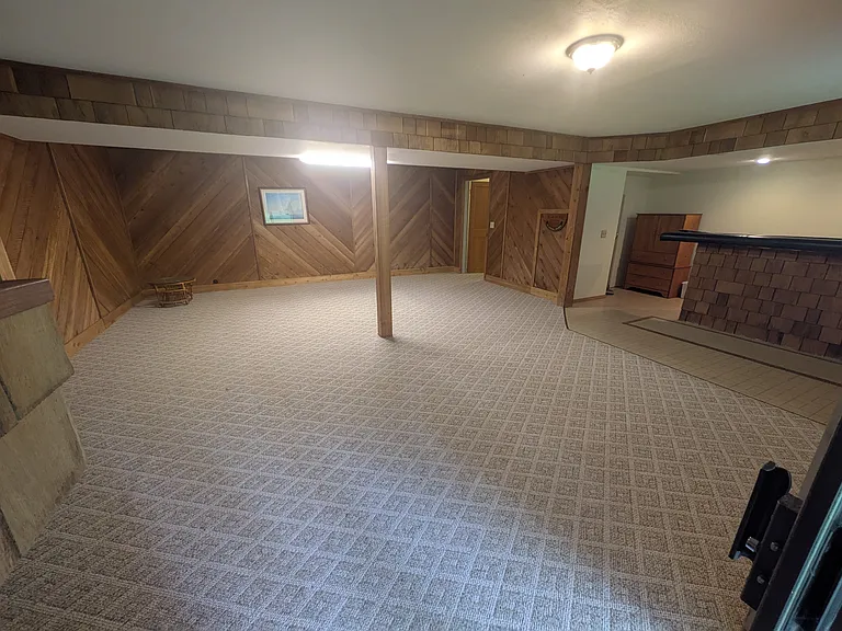 2421 Hastings Ave W — Photo 18