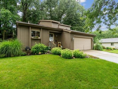 589 Oak Ridge Dr, Brighton, MI, 48116