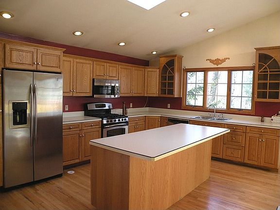 Kitchen w/Vaulted Ceiling & Hardwood