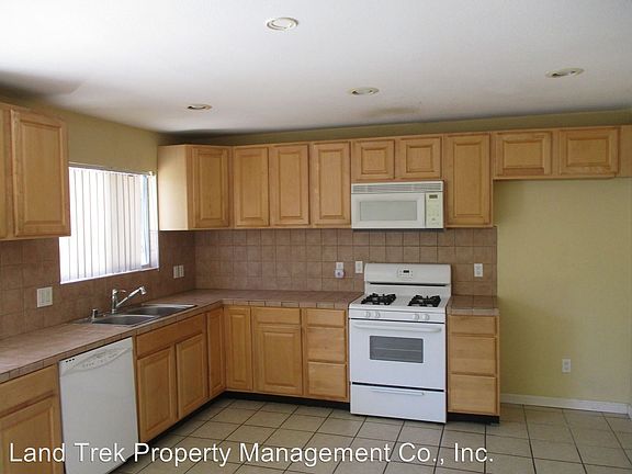 4th image of 1042 Nita Ln