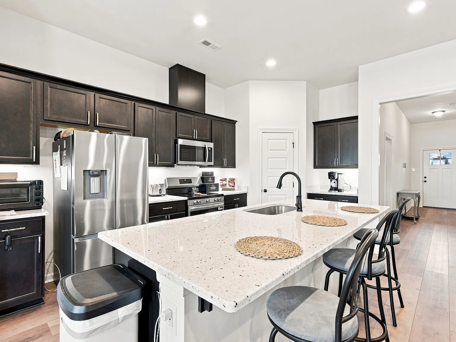 3 bed, 1848 sqft, $1,895 — Photo 2