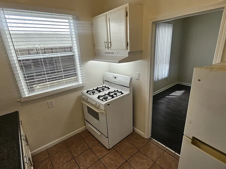 743 S Burlington Ave #6 — Photo 3