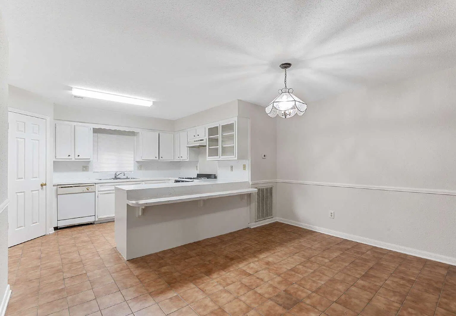 3 bed, 2.0 bath, 1379 sqft, $1,600 — Photo 3