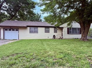4316 SW 23rd St, Topeka, KS 66614