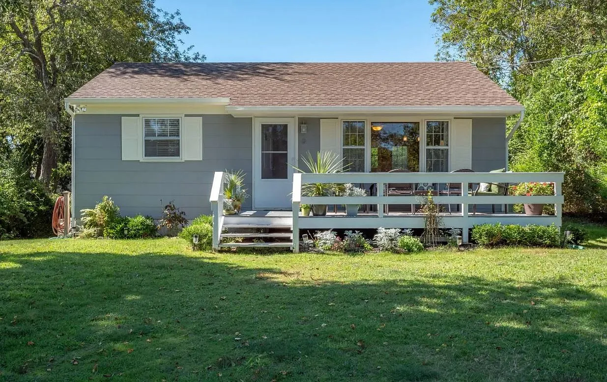 Discover the Perfect Beach Retreat in Montauk's Ditch Plains — Photo 1