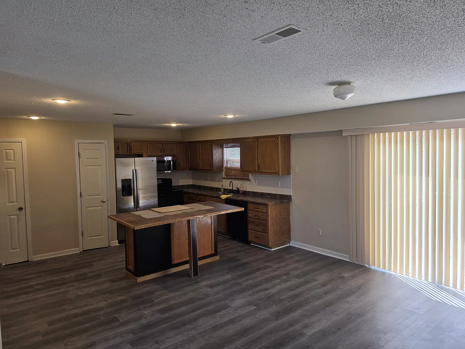 3 bed, 2.5 bath, 2085 sqft, $1,850 — Photo 2