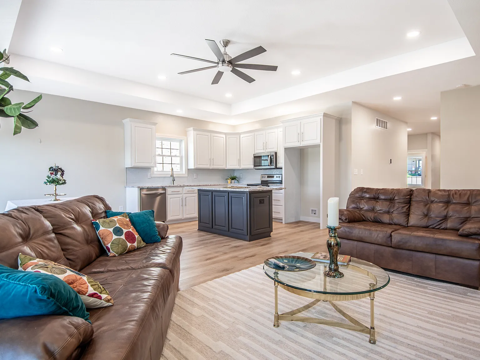 3 bed, 2027 sqft, $2,200 — Photo 3
