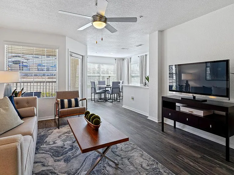 La Ventana Apartments — Photo 5