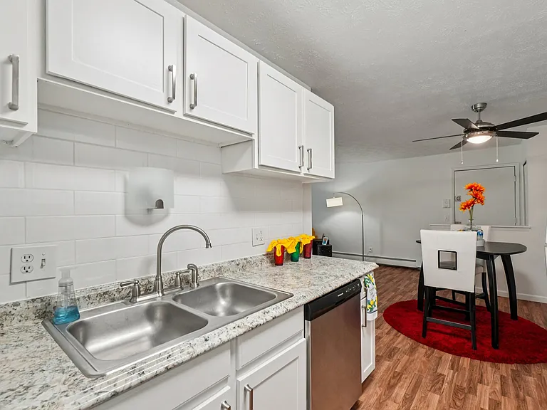 The Wind Song Apartments — Photo 13