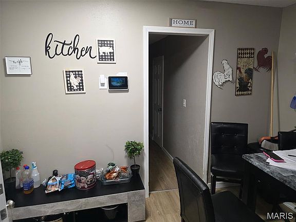 3rd image of 33 Louise Ln