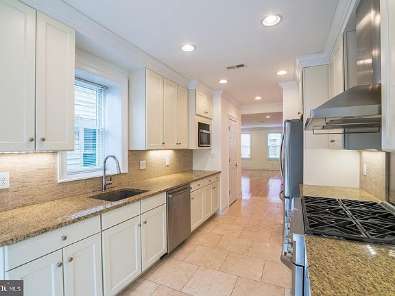 5th image of 2322 Aspen St