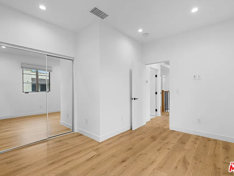 1062 1/2 S Alfred St — Photo 11