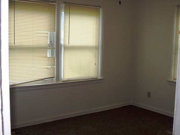 3rd image of 3019 E Glen Oaks Dr