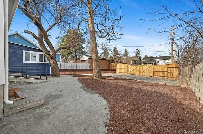 649 Perry St — Photo 8