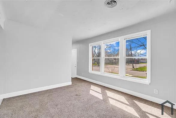 13900 Sussex St — Photo 7
