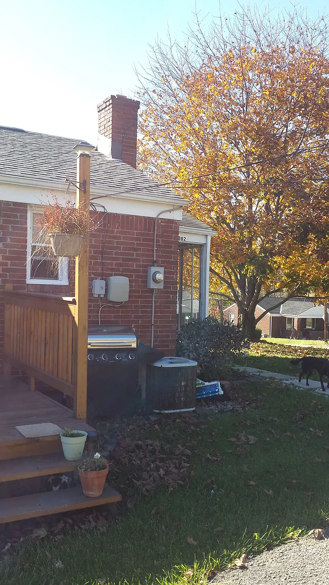 302 Sell St photo 1