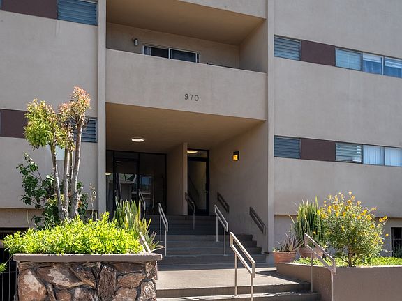 2nd image of 970 Menlo Ave APT 6