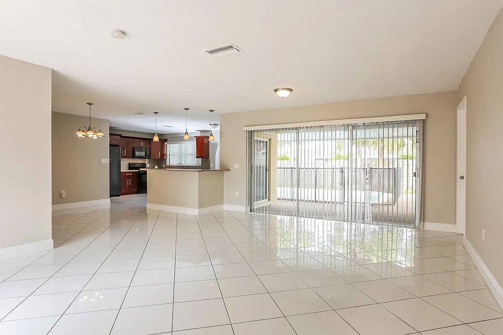 3 bed, 2.0 bath, 1580 sqft, $3,405 — Photo 4