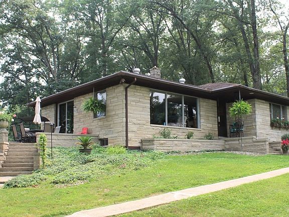 2nd image of 102 N Oakwood Dr