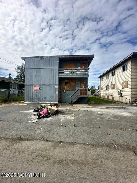 2nd image of 627 N Flower St