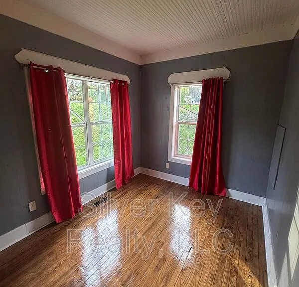 212 S Jackson St — Photo 12