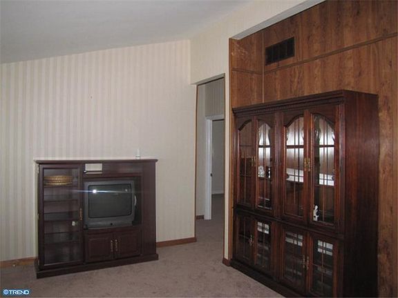 3rd image of 22 Merion Ln