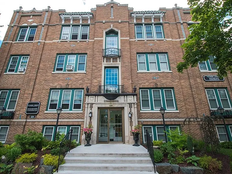 Yorkshire Apartments — Photo 1