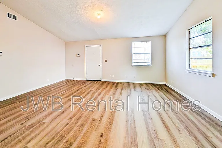 5361 Broadway Ave — Photo 5