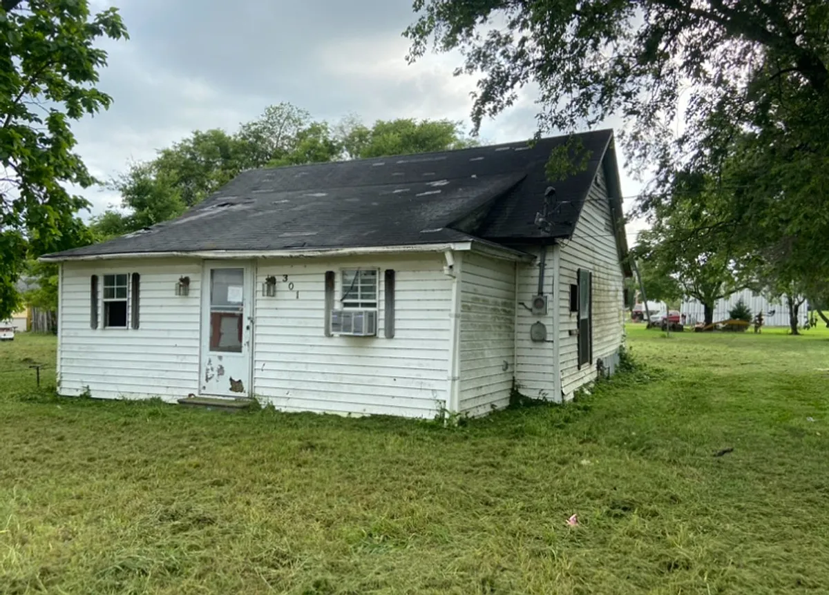Building Photo - 301 N Lunbeck Ave
