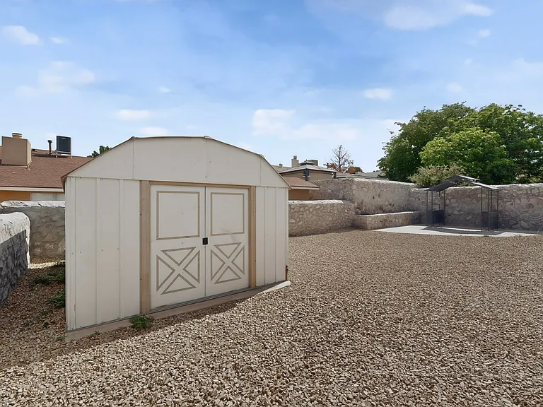 711 Windmill Dr — Photo 38