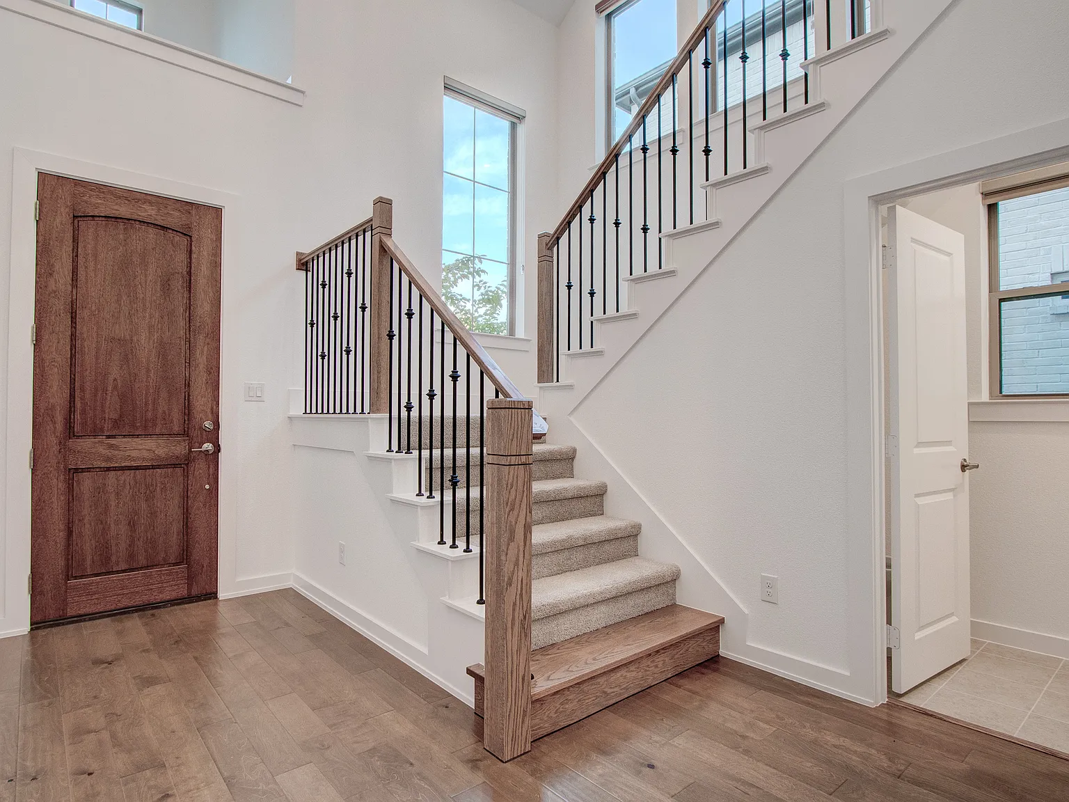 3 bed, 2350 sqft, $2,800 — Photo 2