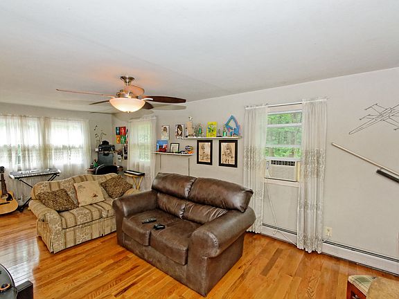 5th image of 8 Heritage Ln