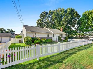 11 Linton Ct, West Babylon, NY 11704