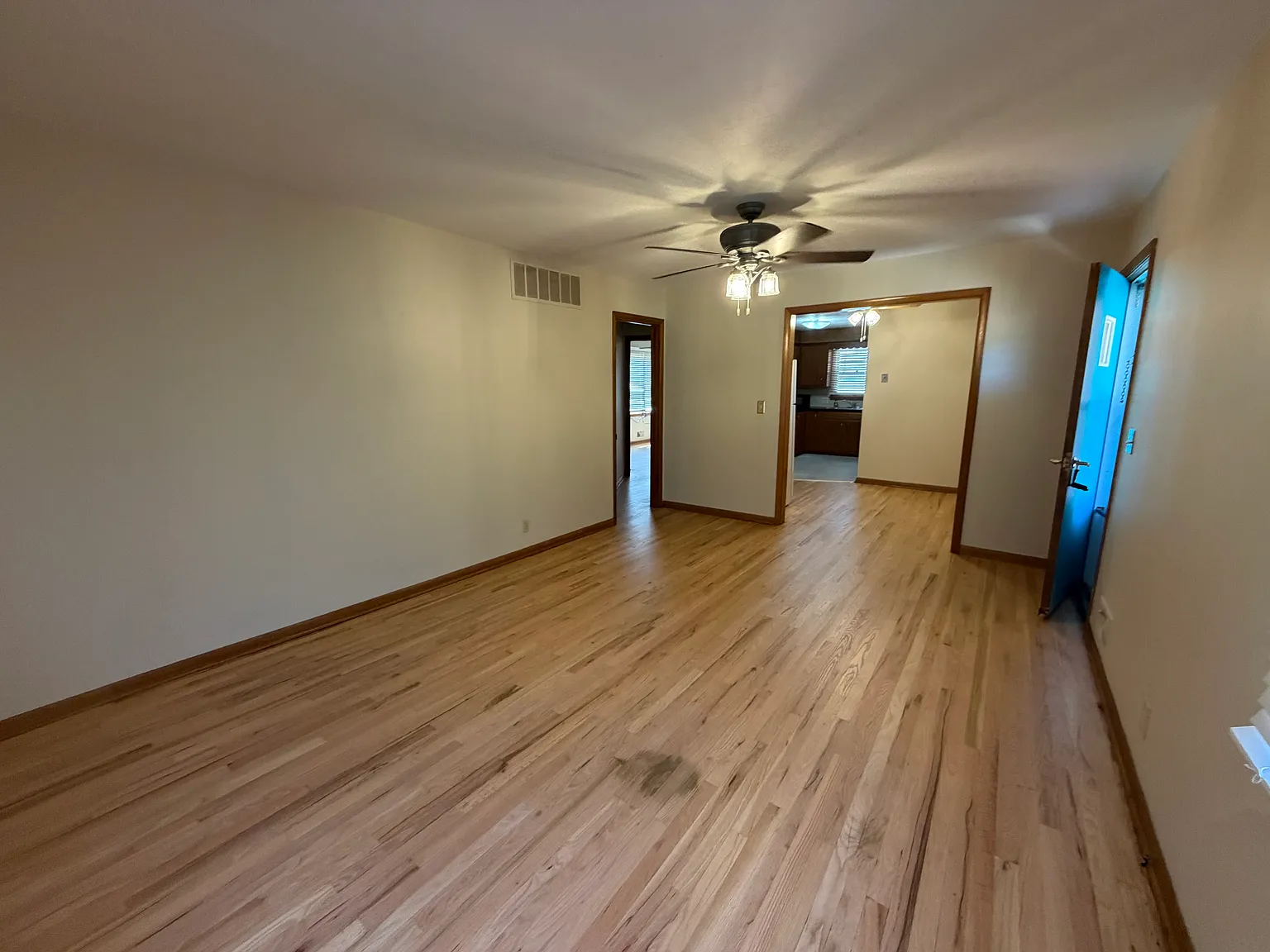 2 bed, 914 sqft, $1,200 — Photo 2