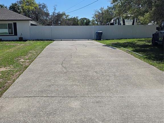 4th image of 13128 Hazelcrest St