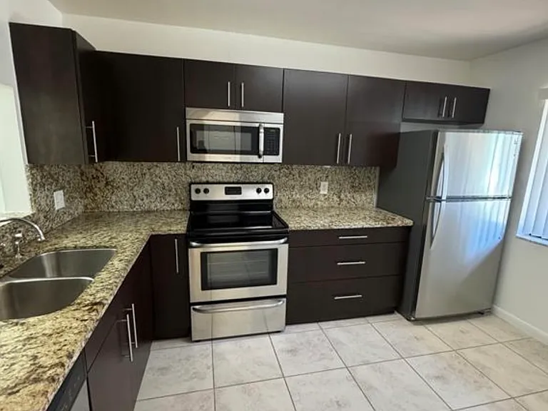 445 Lakeview Dr — Photo 5