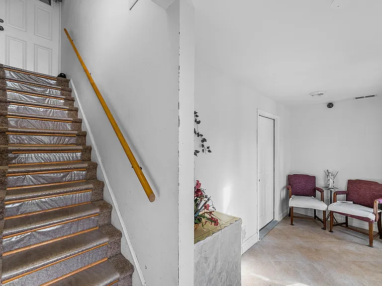 360 Gorge Rd #2 — Photo 6