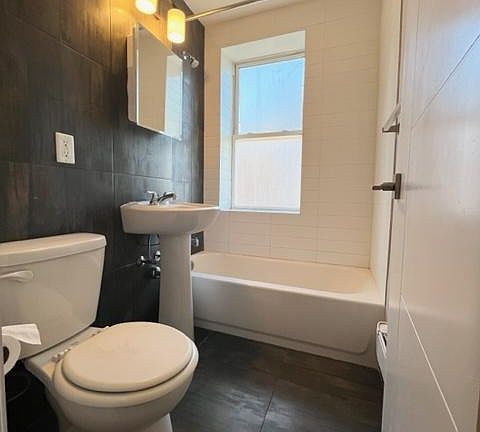 4th image of 107 N Grove St #404