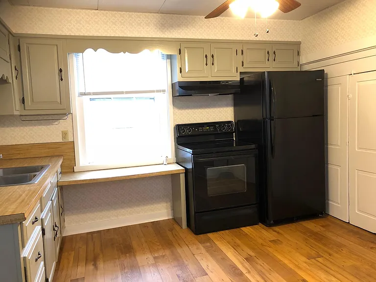 164 S River St #B — Photo 5