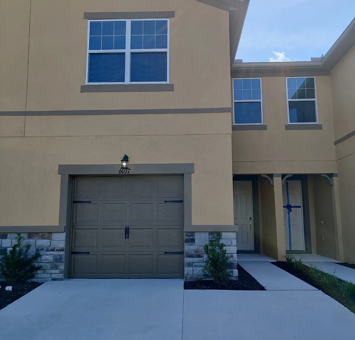 Beautiful 3-Bedroom Townhome in Gated Avea Pointe — Photo 1