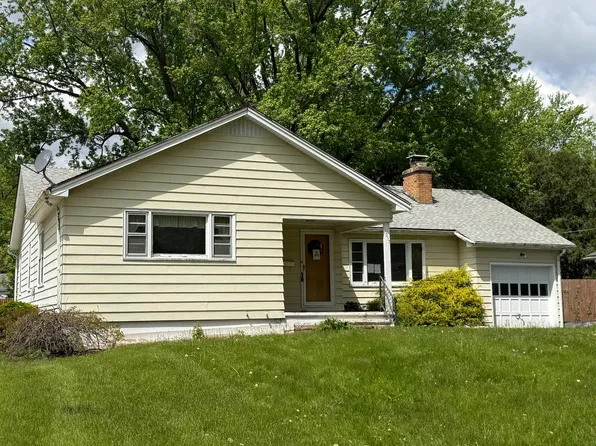 1017 Mary Ave, Dixon, IL 61021