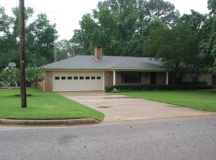 202 Clover Ln, Palestine, TX 75803