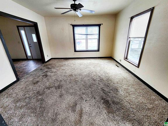 5th image of 303 Oak St