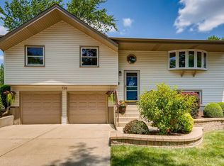 720 Boxwood Dr, Schaumburg, IL
