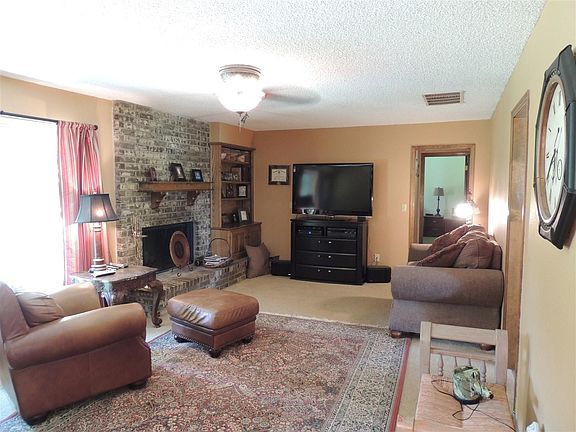 SPACIOUS LIVING ROOM HAS LAR