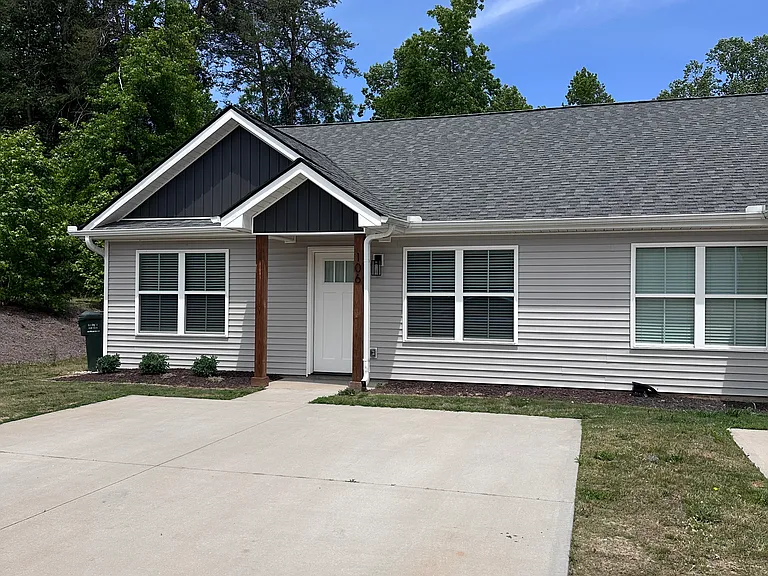 106 Lakeside Dr — Photo 1