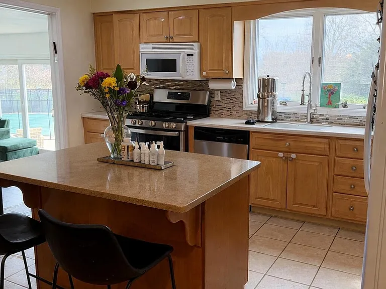 41 Dwight Dr — Photo 3