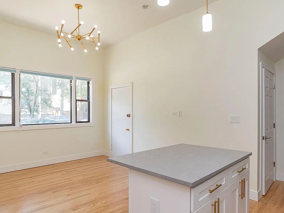 1st image of 2301 N Oakley Ave #1