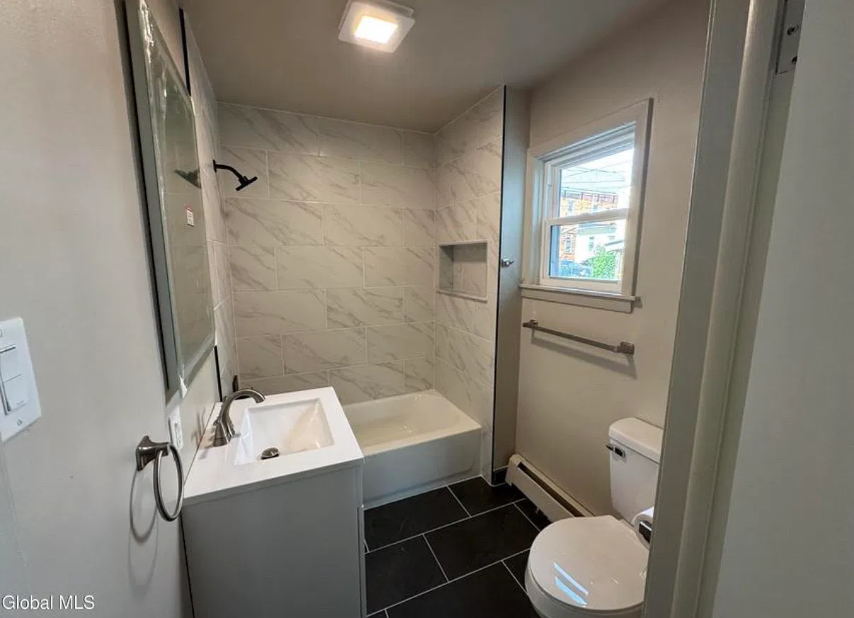 3 bed, 1000 sqft, $1,600 — Photo 4