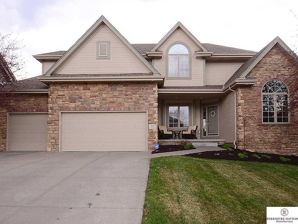 1st image of 654 S 196th Ave